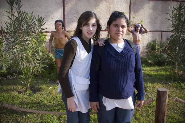 13 two girls two statues